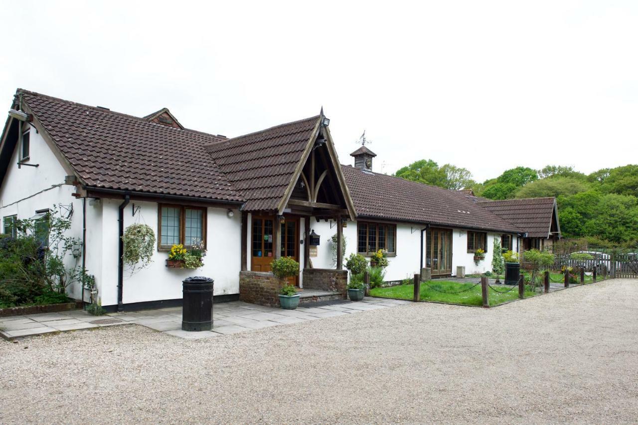 Little Foxes Hotel & Gatwick Airport Parking Кролей Экстерьер фото